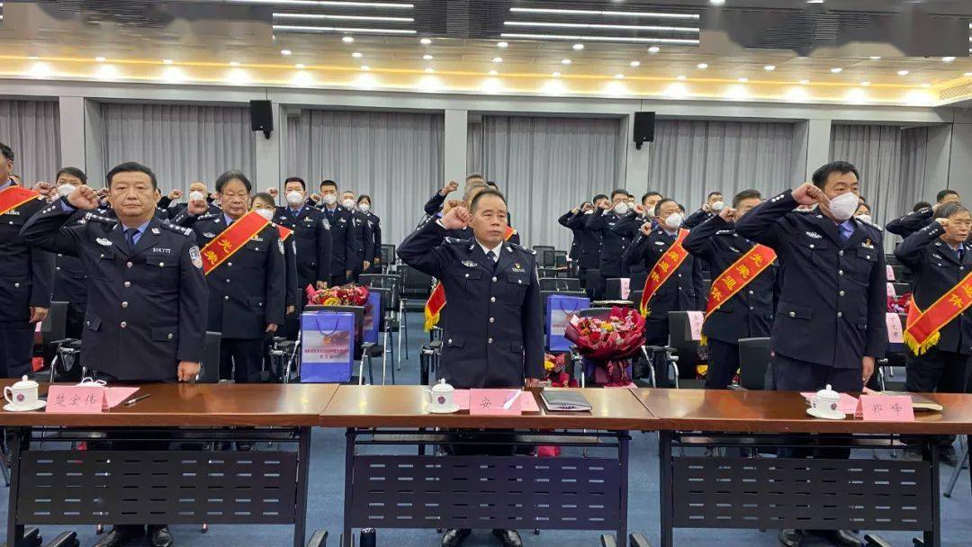荥阳市公安局举行2022年度民警荣誉退休暨新警入警宣誓仪式_安龙_同志