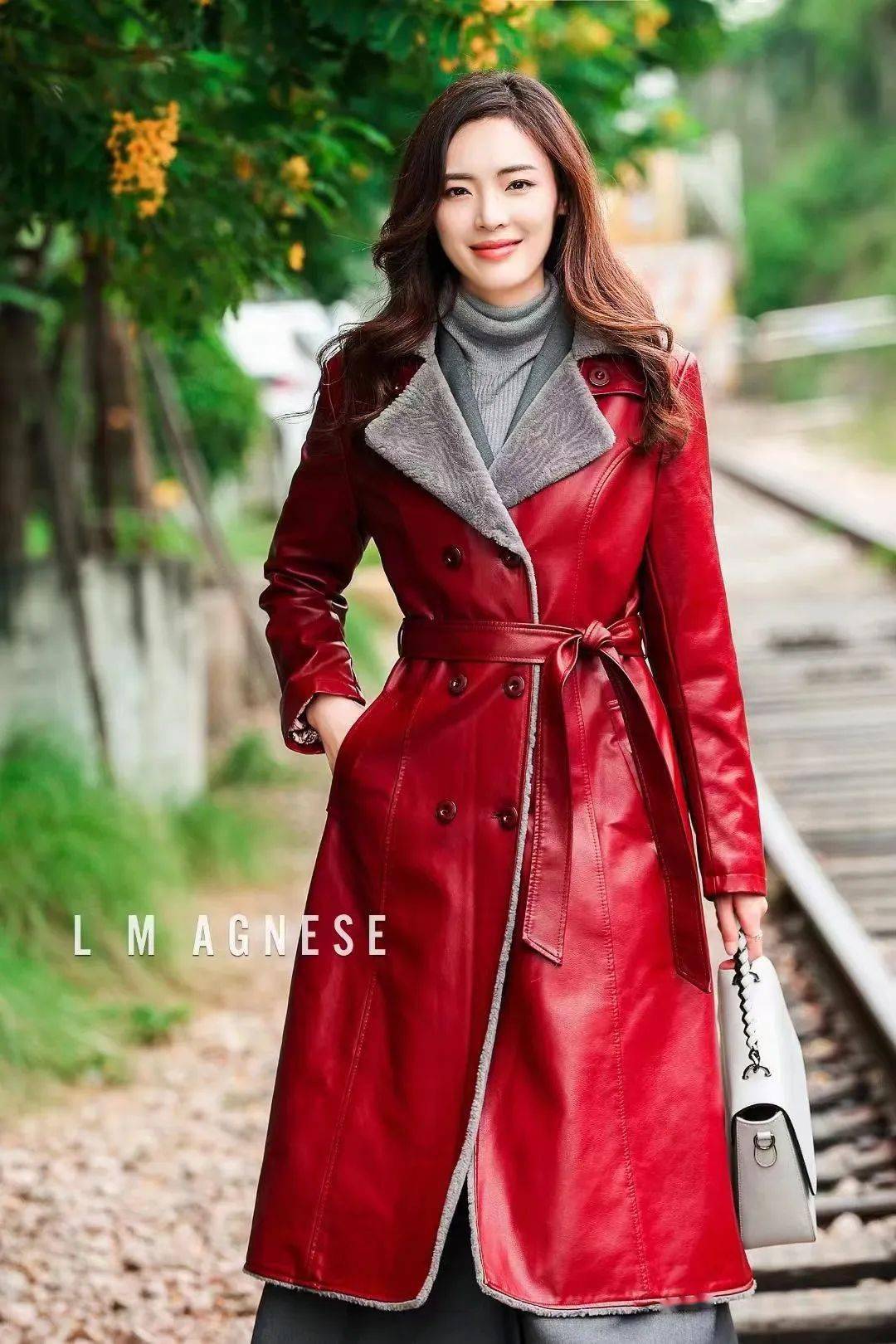 暖色系不仅喜庆,因此大家都会挑选暖色系的衣服穿