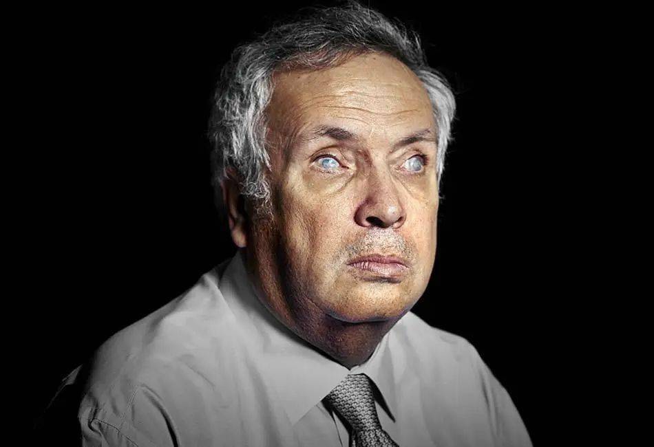 (眼睛失明的人)没有瞳仁,瞳仁和眼白不分,在医学上其实不是一回事,但