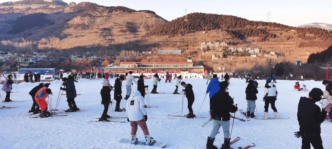 一起去滑雪!超低价!最低仅需74.9元(含门票,双雪板,雪鞋,雪仗!