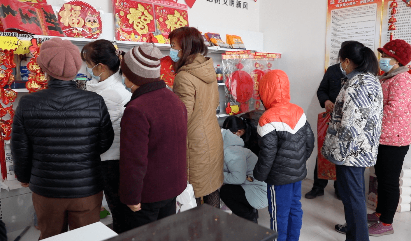 新华社记者 张玮华 摄西宋村党支部书记宋勃介绍,积分卡以家庭户为