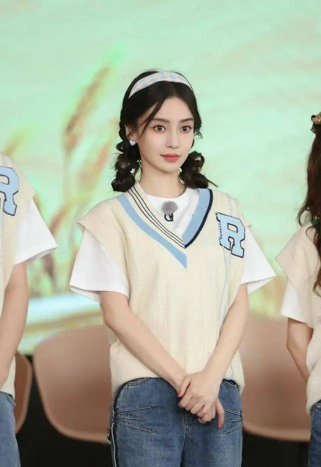 配上同样浅色系的发箍,让angelababy看上去甜美加倍,就连耳朵配饰上