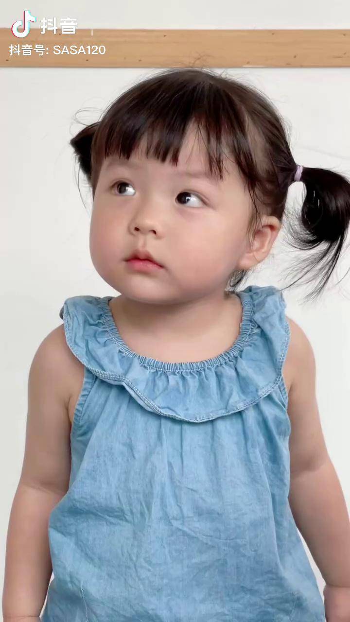 这个小袋鼠太可爱了吧!袋鼠摇手