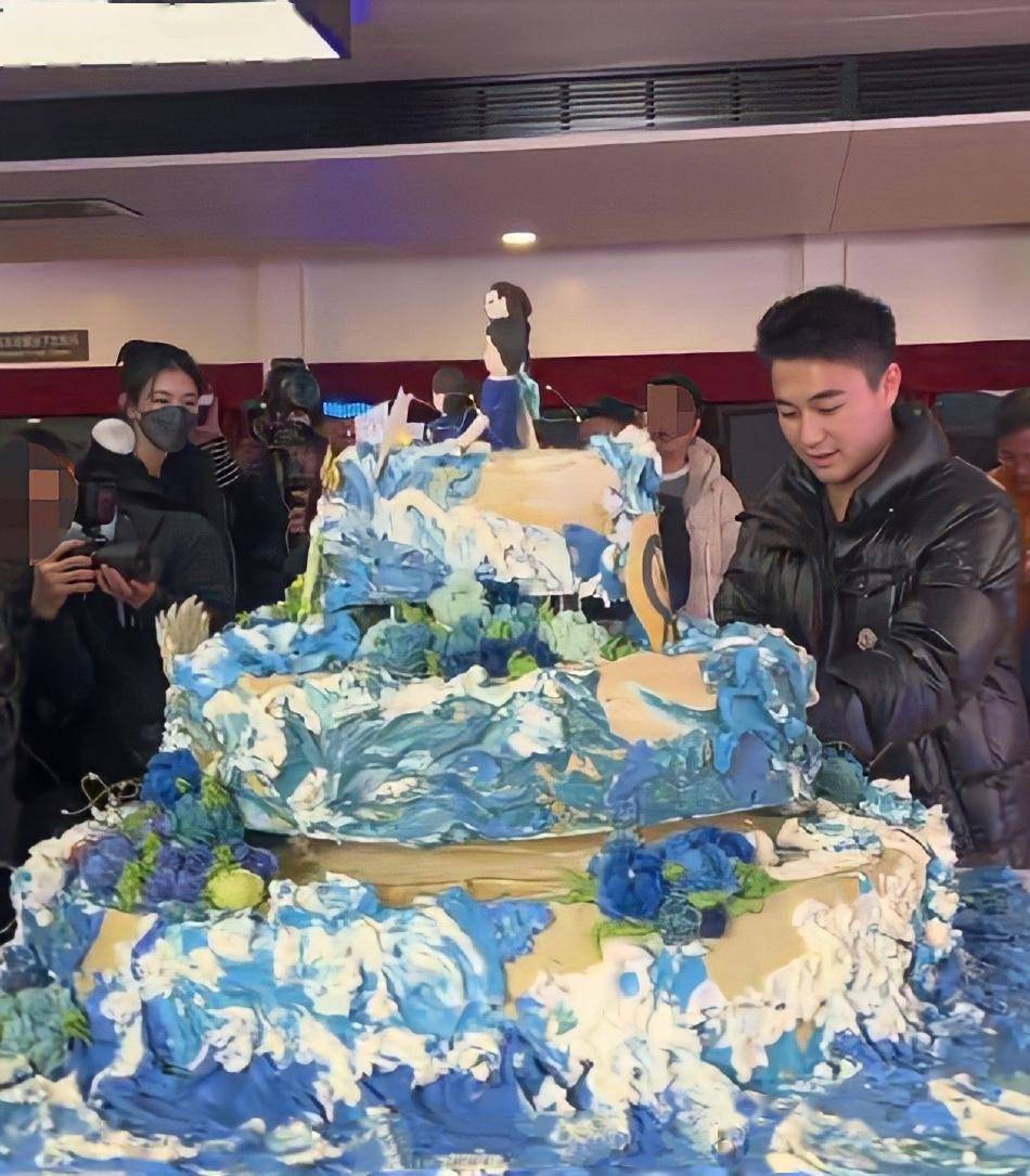 何猷君过28岁生日,奚梦瑶为老公庆生,生日蛋糕太吸睛!