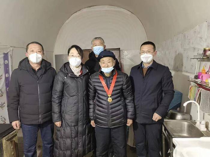 在2023年新春佳节来临之际,1月13日,包乡镇领导,副县长万雁来到绥德白