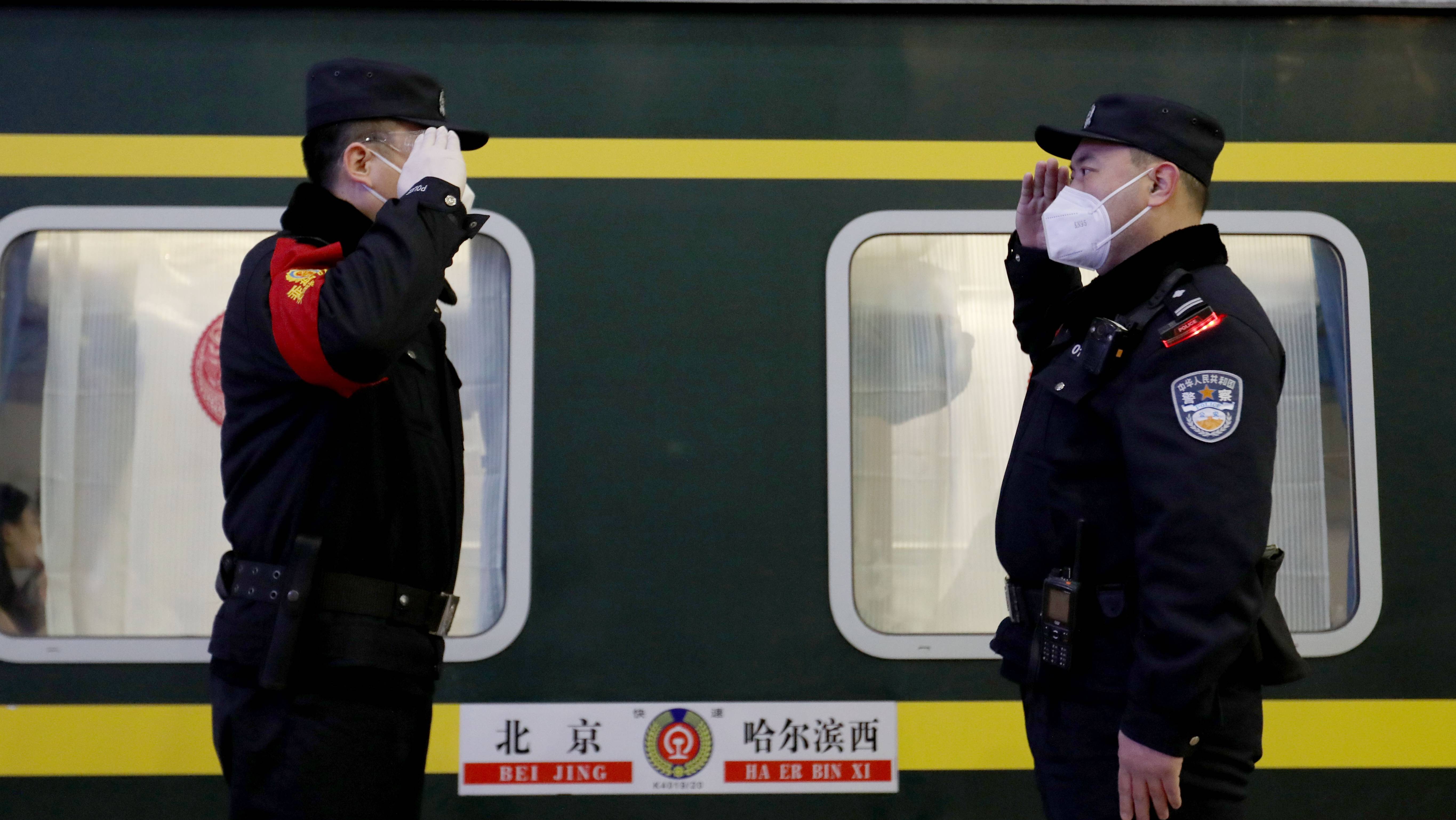 北京首趟春运临时旅客列车出发！铁警全程护航次列车进站站台 1063