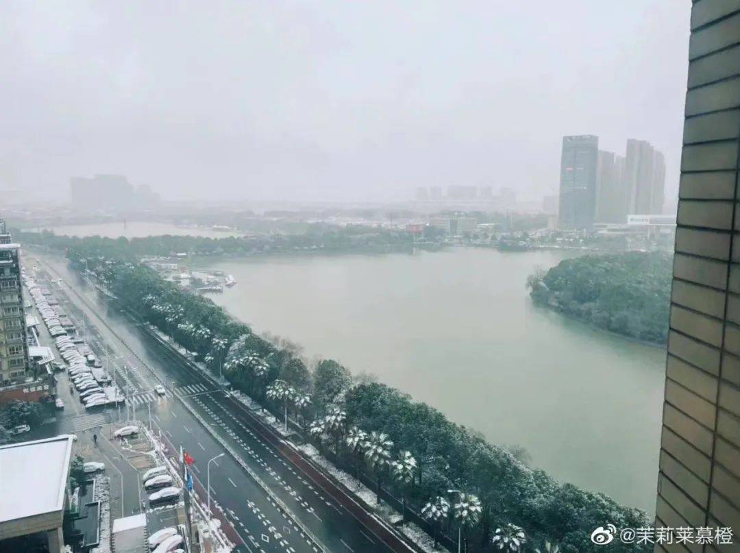 南方小年！2023年长沙的第一场雪来啦！网友在雪地里写下……