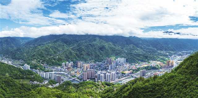 被绿色群山环抱的生态小城城口县城全景 摄/王荣天宝药业公司内,工人