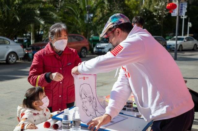 领年画、写对联、画肖像，那场“年画欢乐送”仪式感满满！