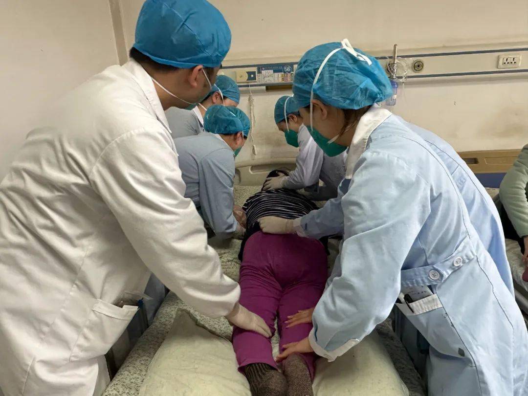 七旬老人新冠重症好转,新式"趴"法帮了大忙_治疗_奶奶_调整