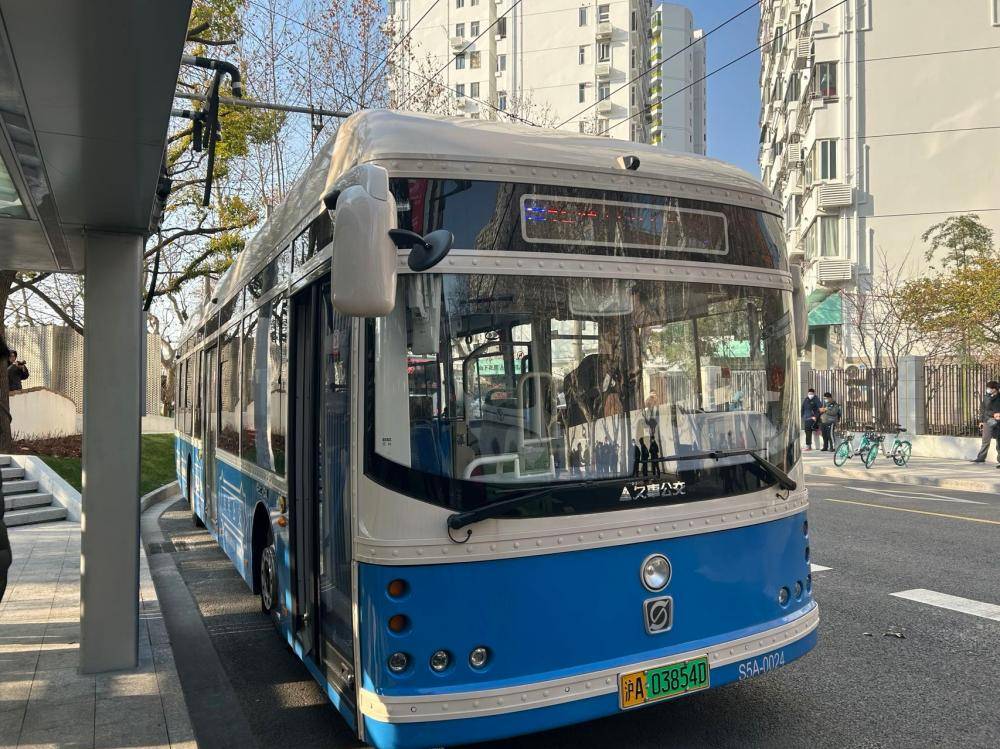 一个时代的结束,上海无轨电车向"青年"告别