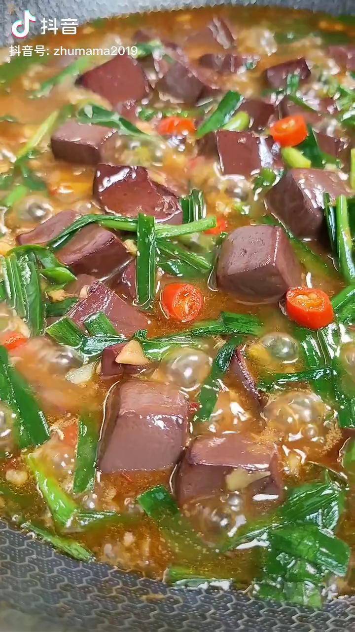 韭菜猪红,每次去茶楼喝早茶都必点的,开胃又好吃,在家做给老公尝尝抖