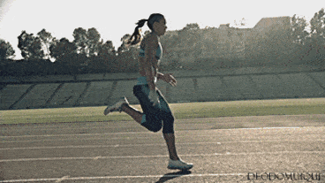 (动作和100米冲刺跑一样).