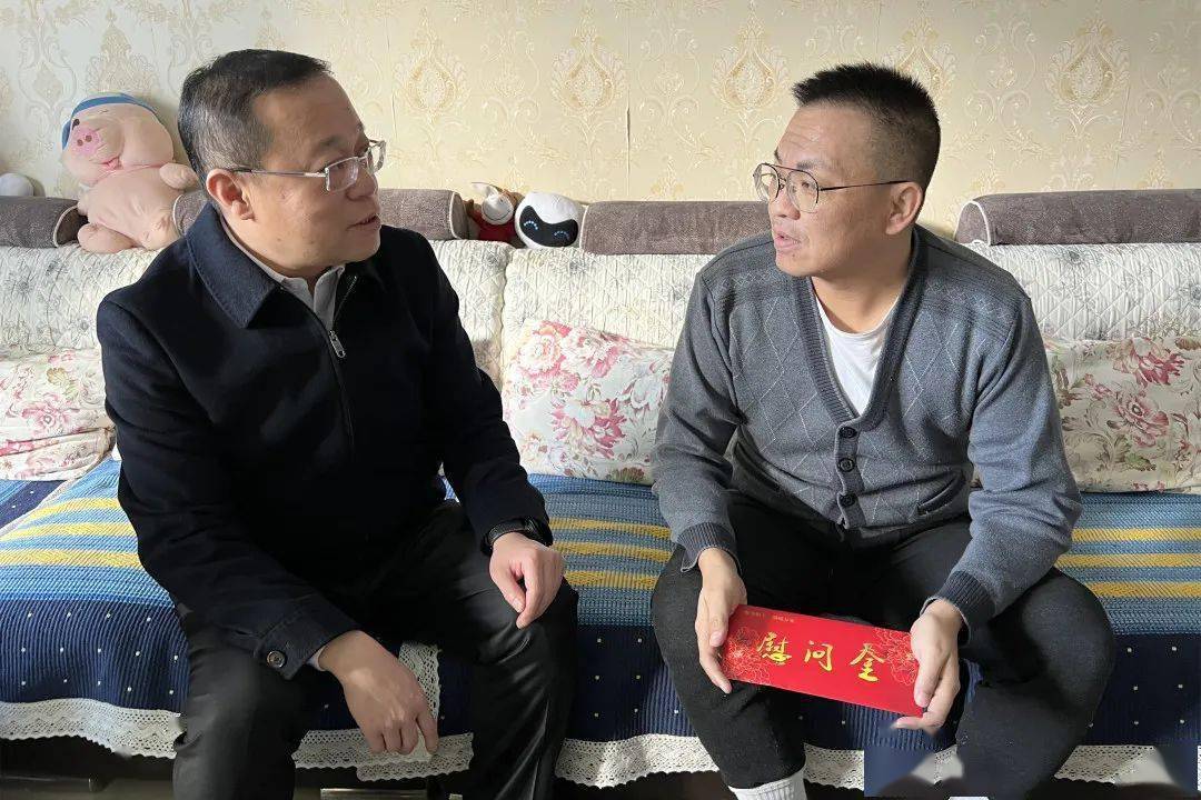 在离休老干部温爱庭家,官地矿党委书记,副矿长王永刚送上诚挚的问候和