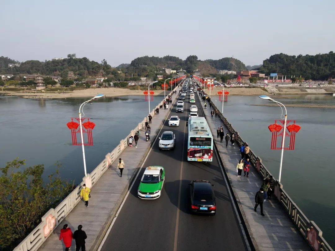 乐山岷江一桥灯杆挂着祥云灯兔年春节将至,乐山城区处处张灯结彩.