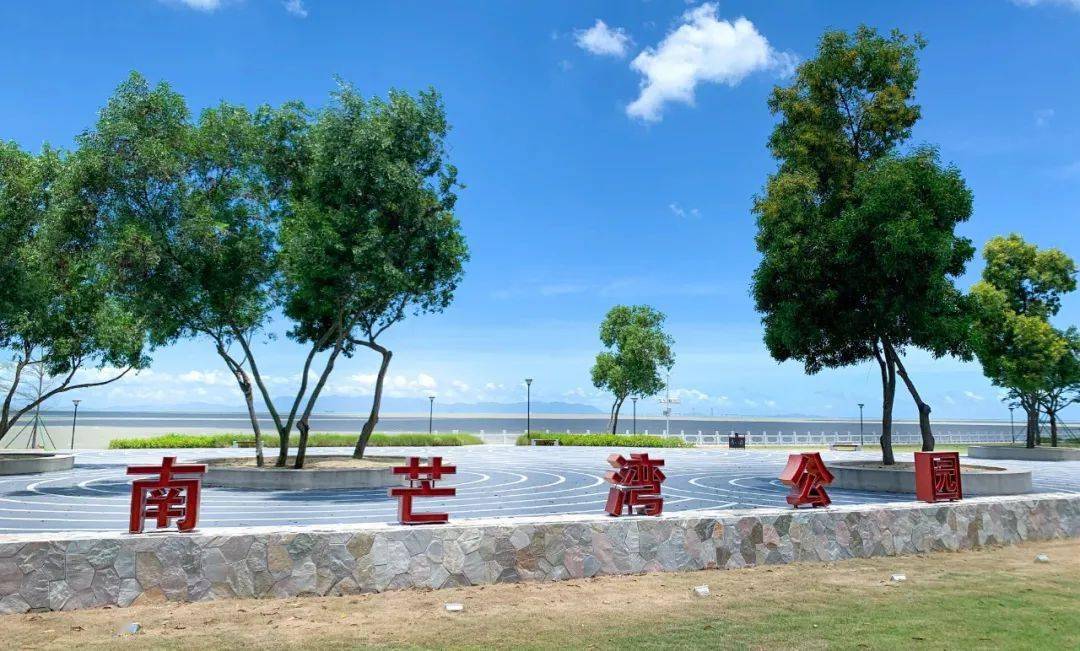 绘成一景海水与蓝天共一色沙滩位于淇澳南芒湾公园南芒湾沙滩尽情感受