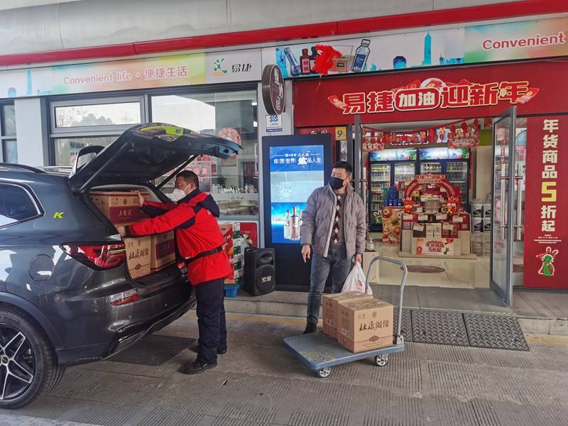 车主为安在列队洗车？中国石化上海石油580余座加油站节日不打烊