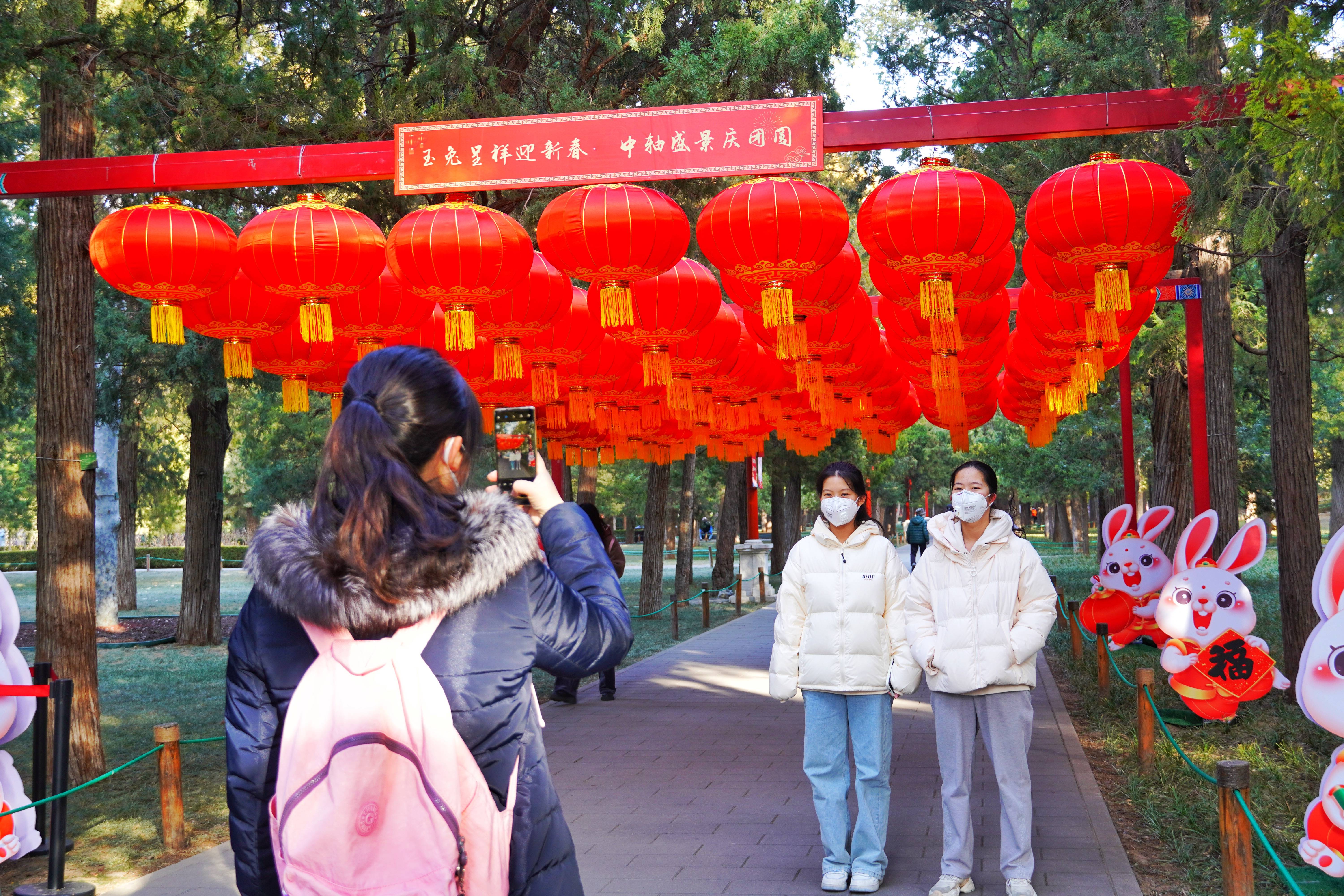 兔儿爷雕塑表态寿皇殿广场，景山公园“年味儿”拉满