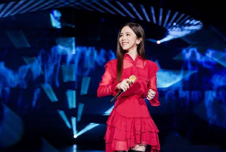 邓紫棋红色连衣裙搭黑色皮靴 深情献唱感染力十足_安徽_卫视