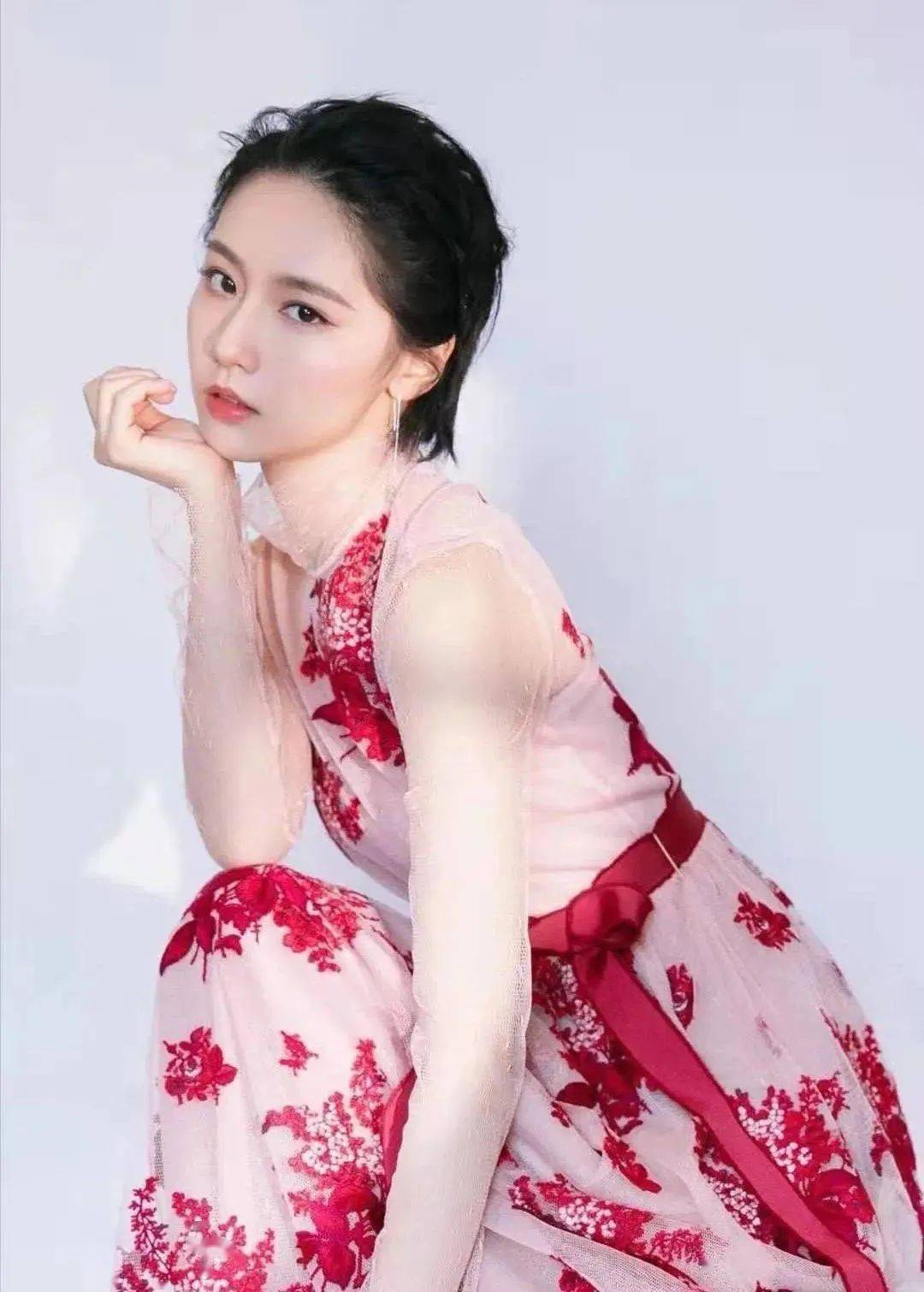 白客,成果等为代表的文艺新星;央视《远方的家》知名出镜记者唐天骄