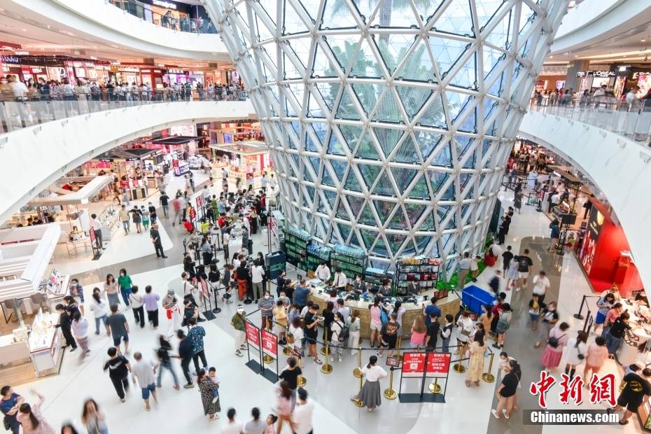 (新春见闻)大年初一海南离岛免税购物人气旺_cdf_三亚_顾客