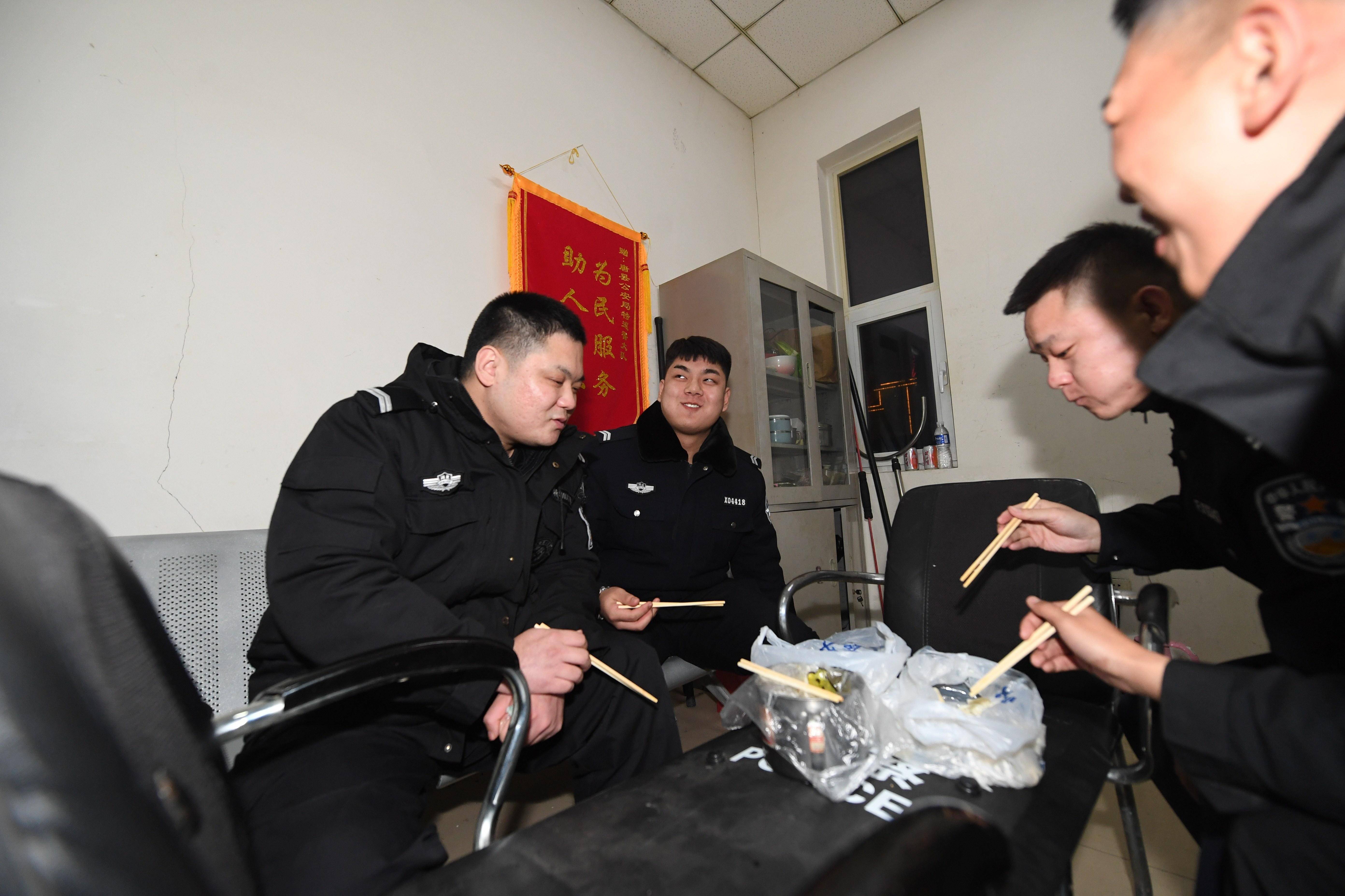 (新华全媒 )公安110:除夕守护不打烊_唐县_朱旭东_河北