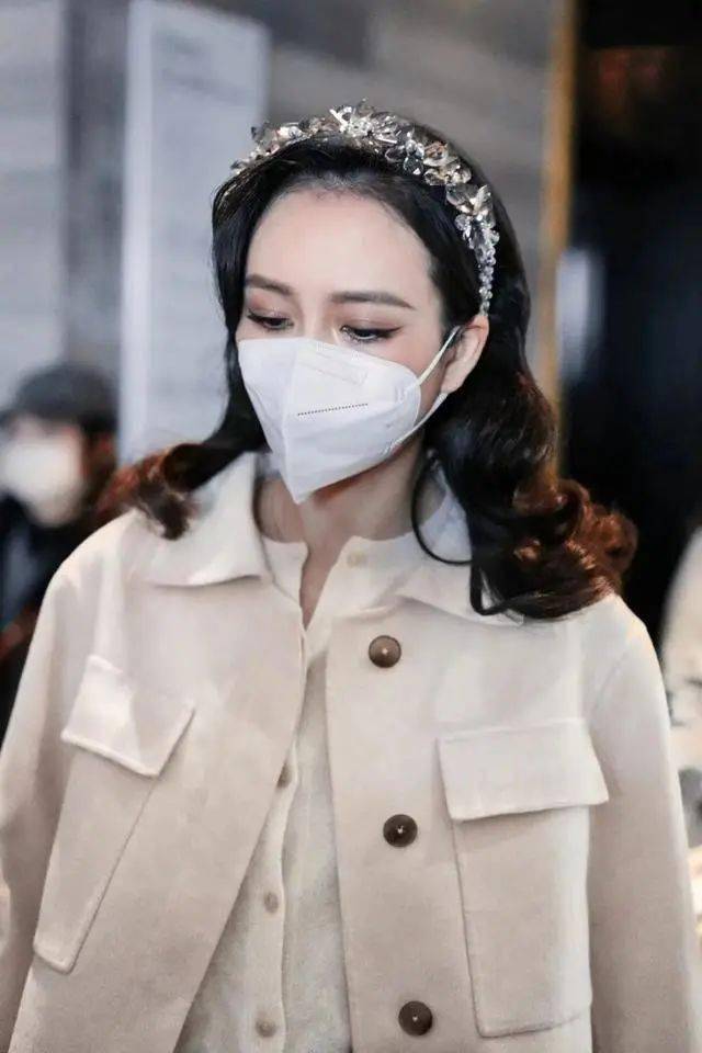 虽然她佩戴了口罩,可是依旧还是挡不住王鸥的好气质,她是一个很有魅力