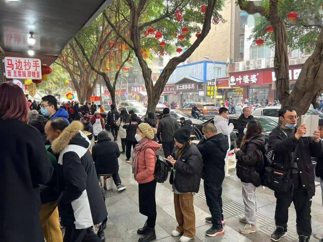 在张公桥好吃街,东大街人气旺,游客,市民扎堆,街边美食店铺,招揽饕客