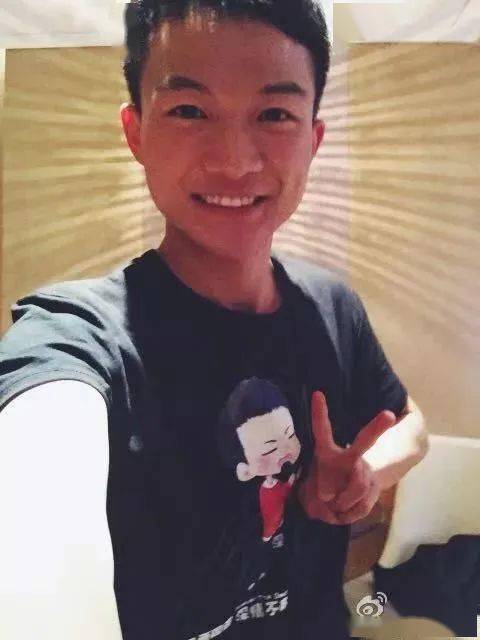 春晚差点把自己唱哭,湖南伢子周深家庭背景罕见曝光,怪不得这么火