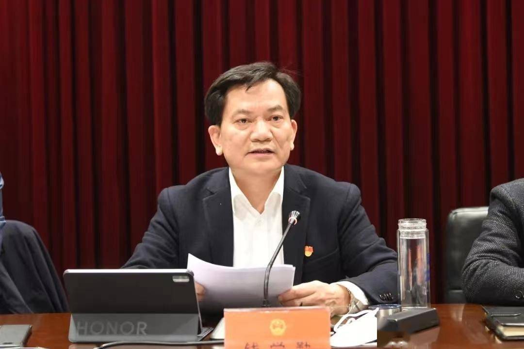 钱学勤充分肯定一年来政府部门取得的工作成效,希望政府部门"一把手"