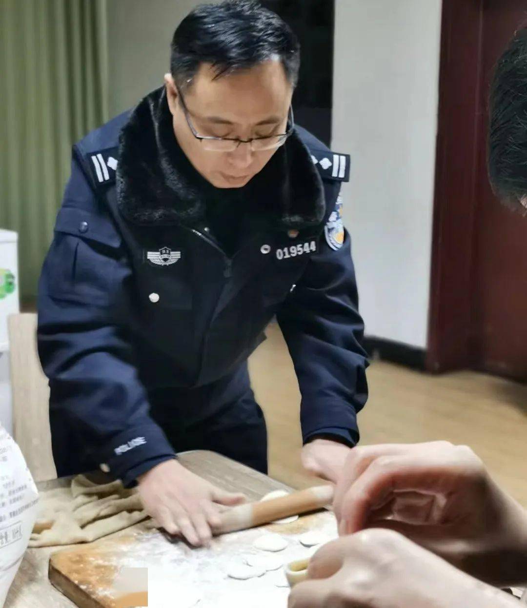 警灯依然闪烁110报警服务台的接线员依然忙碌除夕的晚上是与子同袍的