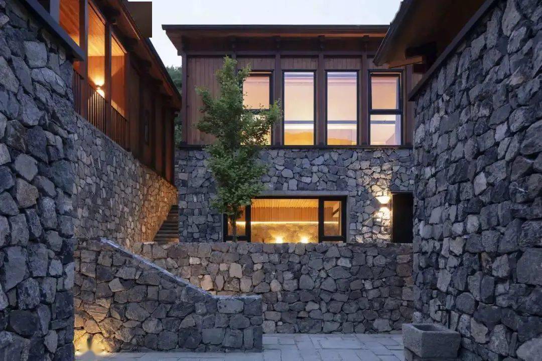 北京市门头沟区潭柘寺镇潭王路288号地址:相关信息紫旸山庄保留了古老