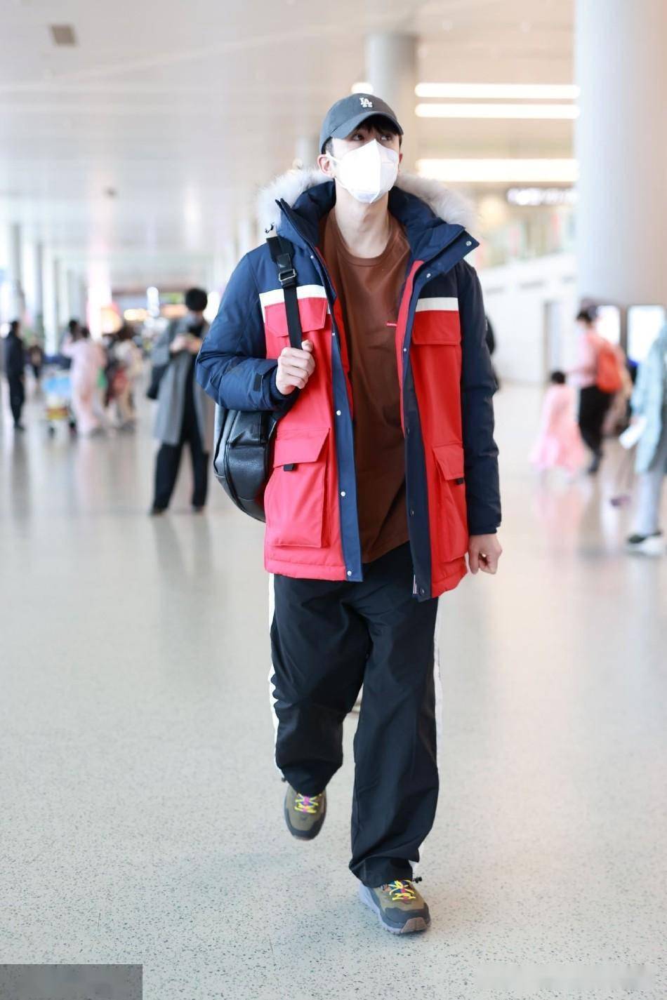 张云龙身穿拼色工装棉服现身机场 大步流星帅气有型