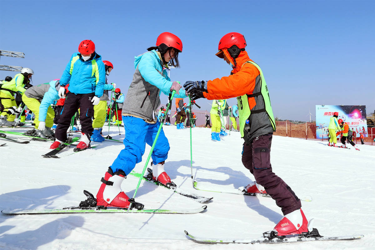 1月25日,湖北宜昌,遊客在滑雪場裡體驗冰雪運動.