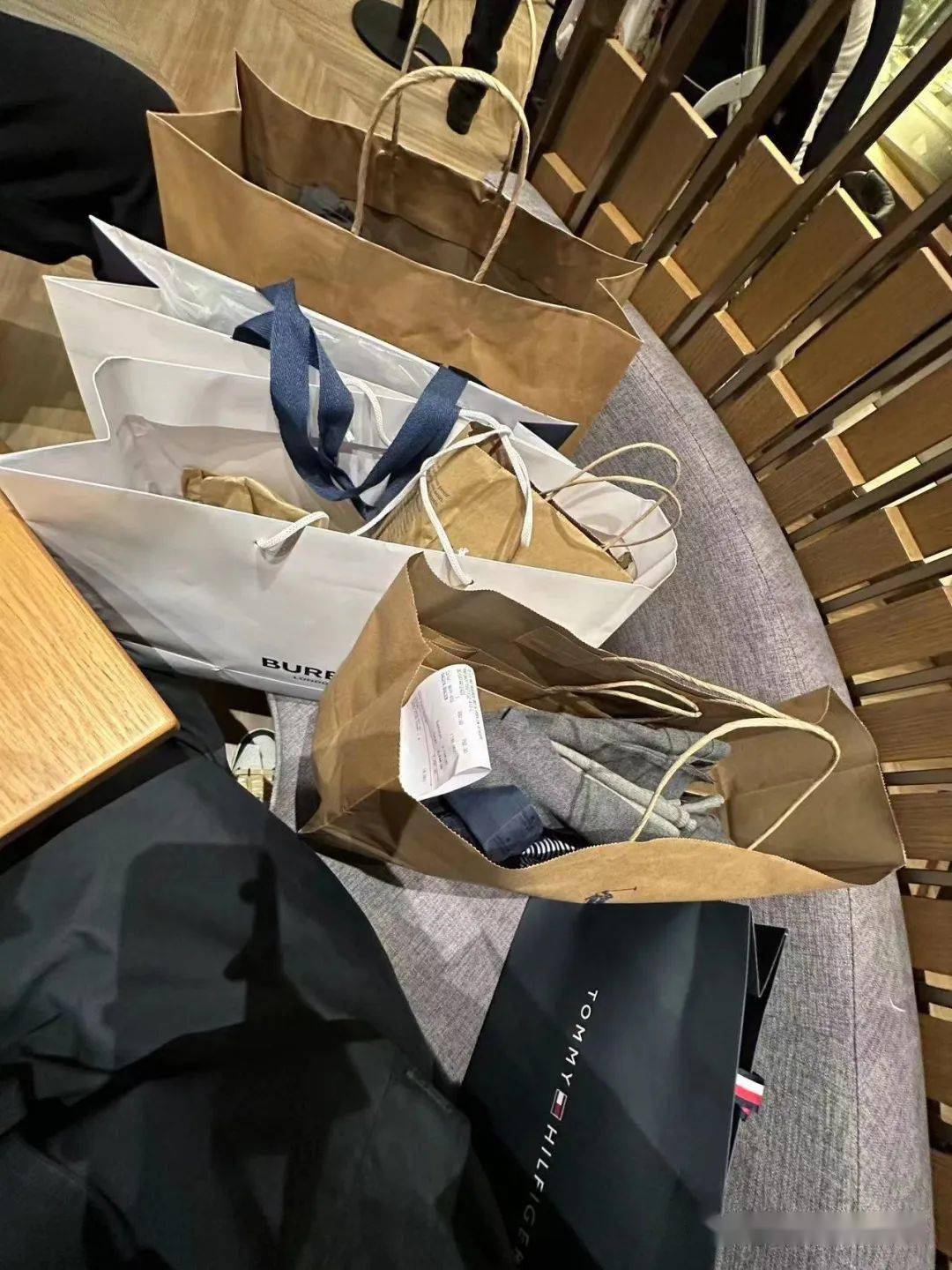 (有深圳旅客晒出自己满满当当的购物"战利品")过年期间,游客数量增加