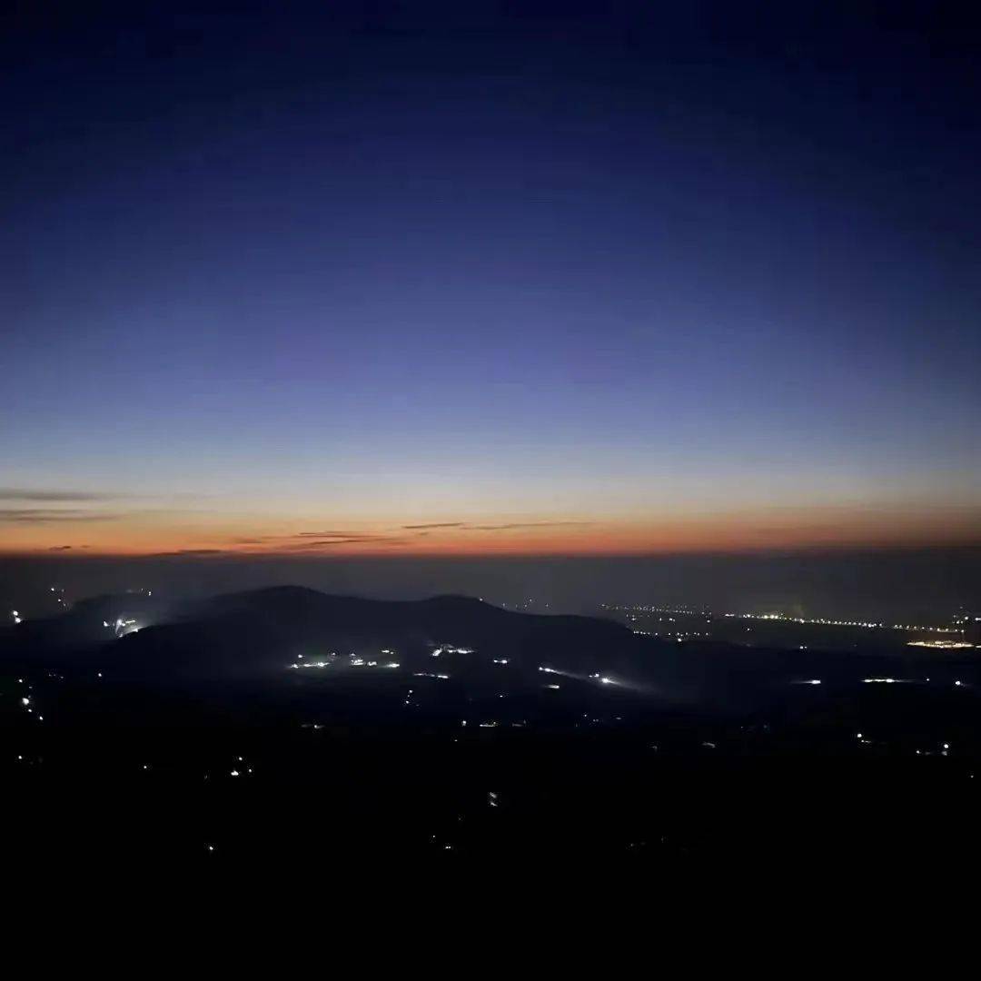 温柔满溢看过黄昏追逐黎明落日余晖后是满天繁星落日一点如红豆已把