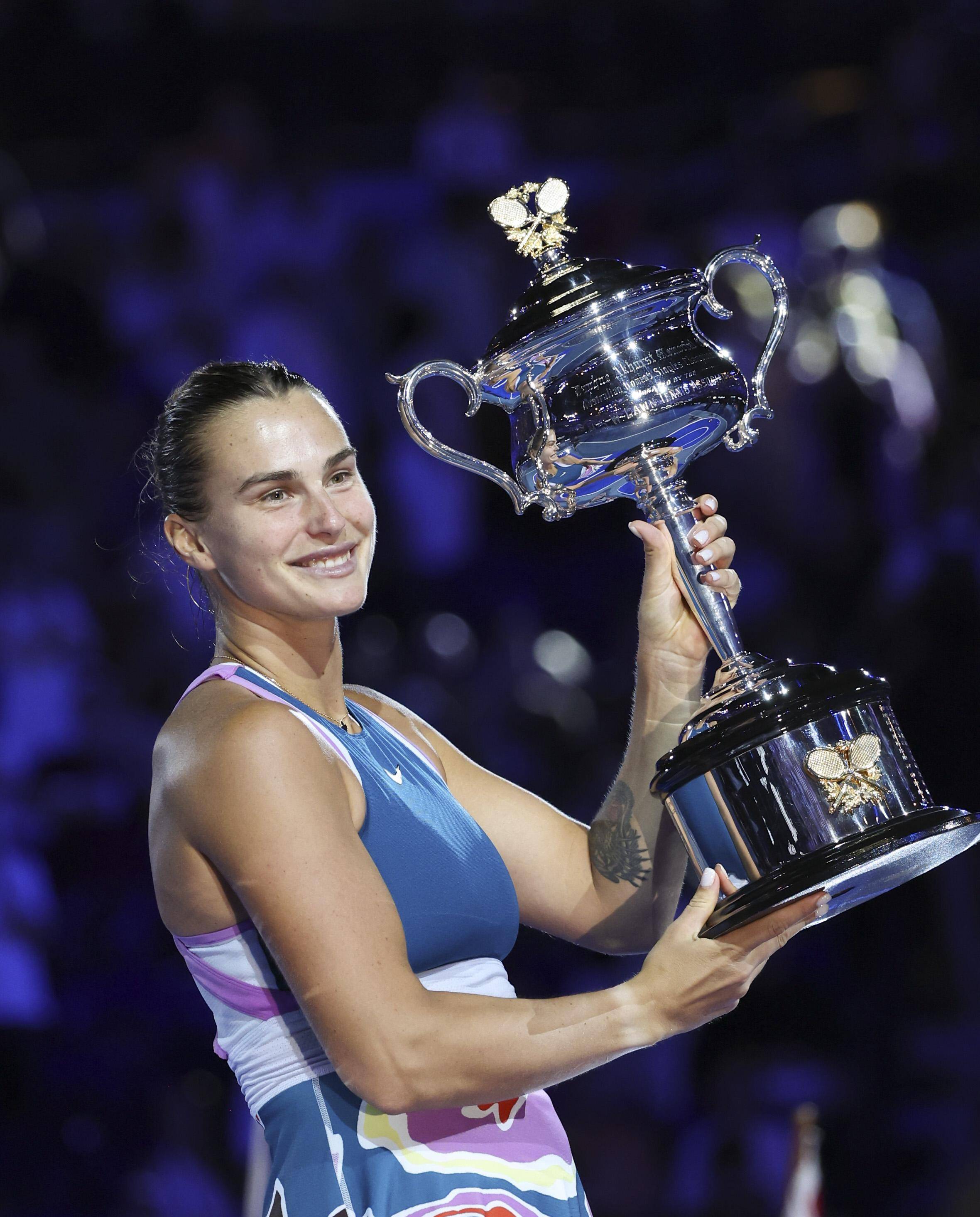 (体育)网球——澳网:萨巴伦卡女单夺冠_新华社_白雪飞_颁奖仪式