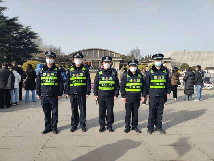 在戎马俑景区 他们给旅客触手可及的平安感