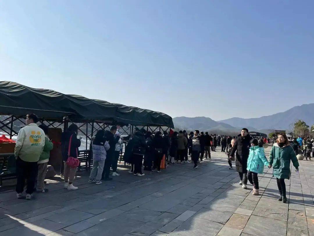 体验冰雪运动是今年春节期间出游受欢迎的亲子项目,丁家桥梦幻后山