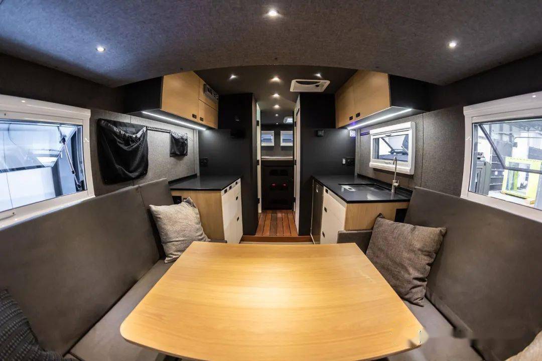 当斯太尔91遇见时尚房车 老外用军版1491 6x6底盘改装的越野房车效果