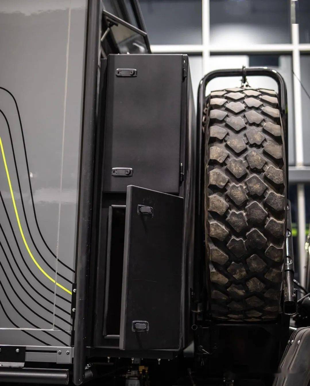 当斯太尔91遇见时尚房车 老外用军版1491 6x6底盘改装的越野房车效果