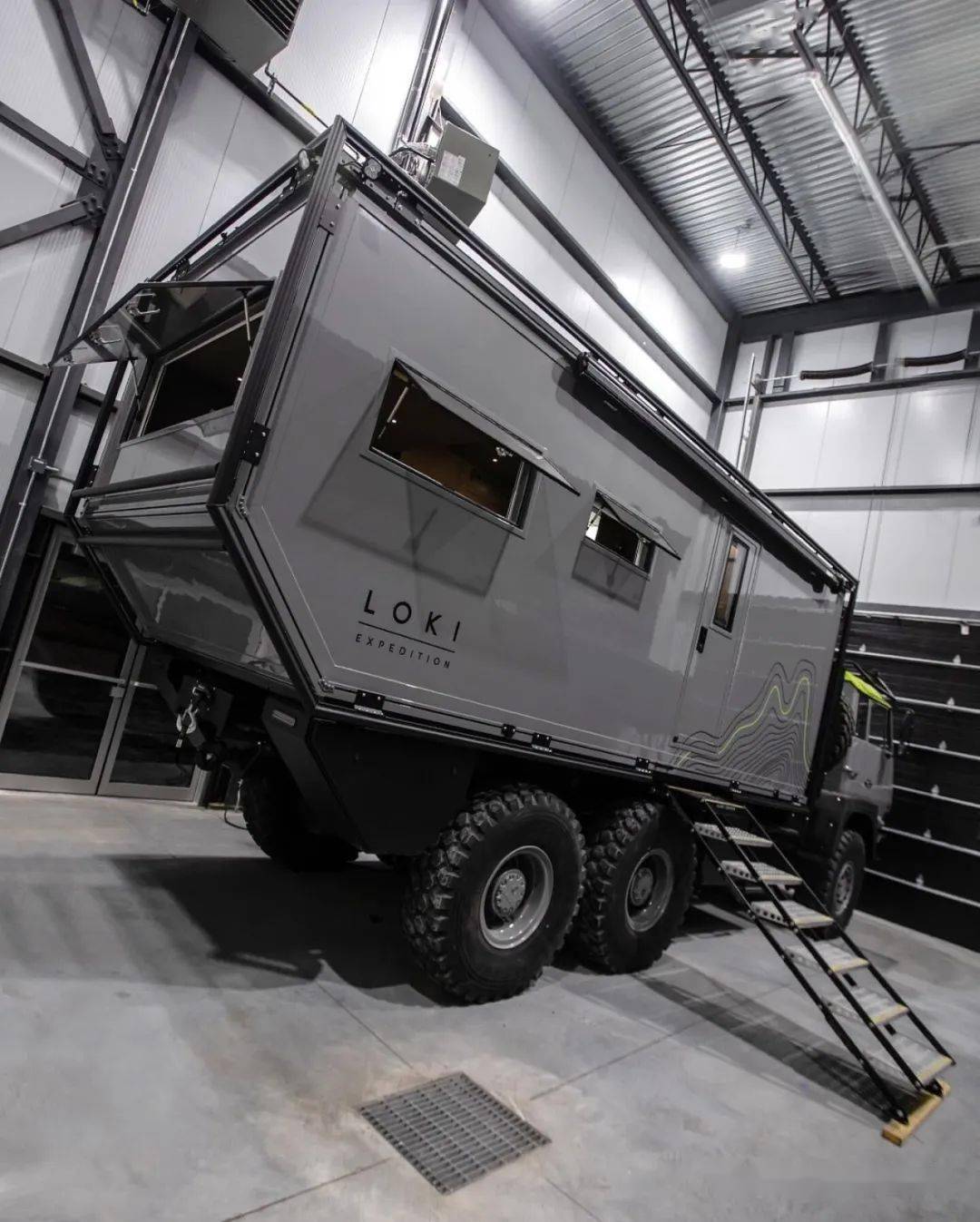 当斯太尔91遇见时尚房车 老外用军版1491 6x6底盘改装的越野房车效果