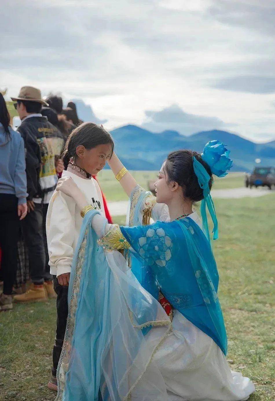 清华美女学霸cos菩萨火出国!被印度人奉为神后引争议!_敦煌_中国_文化