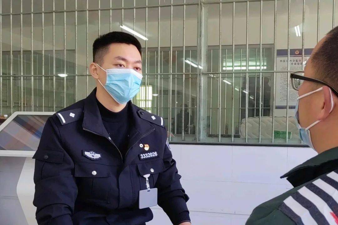 春节期间,省临海监狱民警翁鑫伟主动承担执勤任务,不料其家人突然病倒