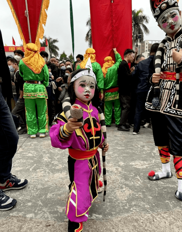 普宁五岁"英歌萌娃"走红潮汕!网友评价其"奶凶奶凶的,可爱"!