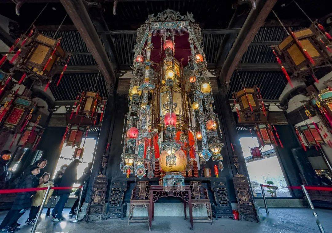 上海吉尼斯纪录最大的堂灯……"1月28日上午,在东阳卢宅肃雍堂内,通