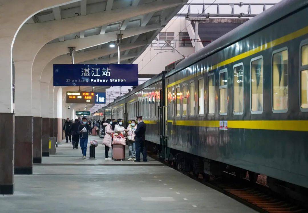 "湛江站,9号车厢有旅客需要帮忙呼叫120……""值班员,安检口有名旅客