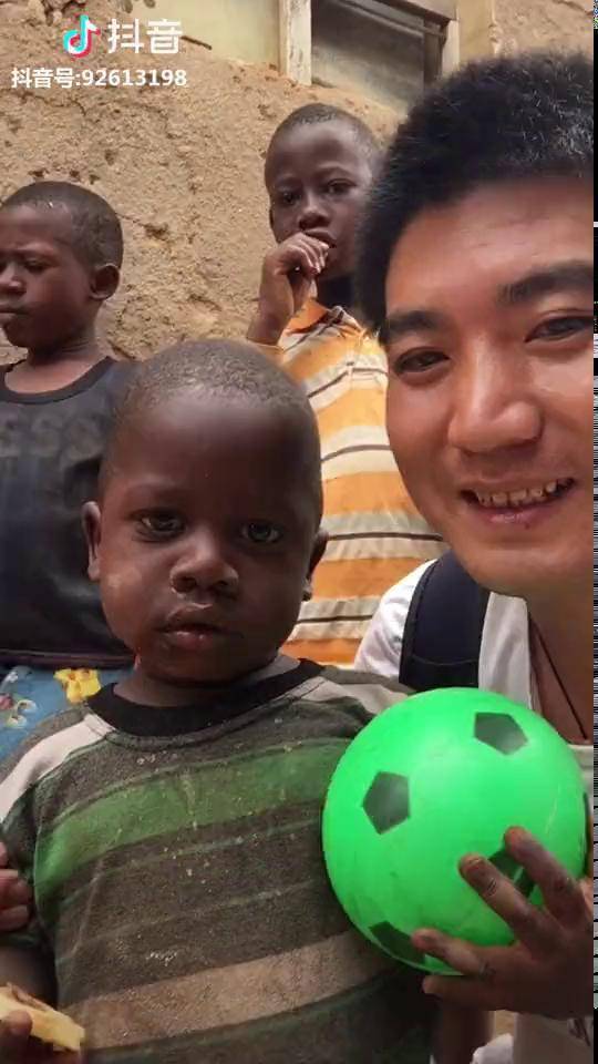 亮哥和干儿子熊二在一起亮哥闯非洲 我在非洲卢旺达 非洲小谢