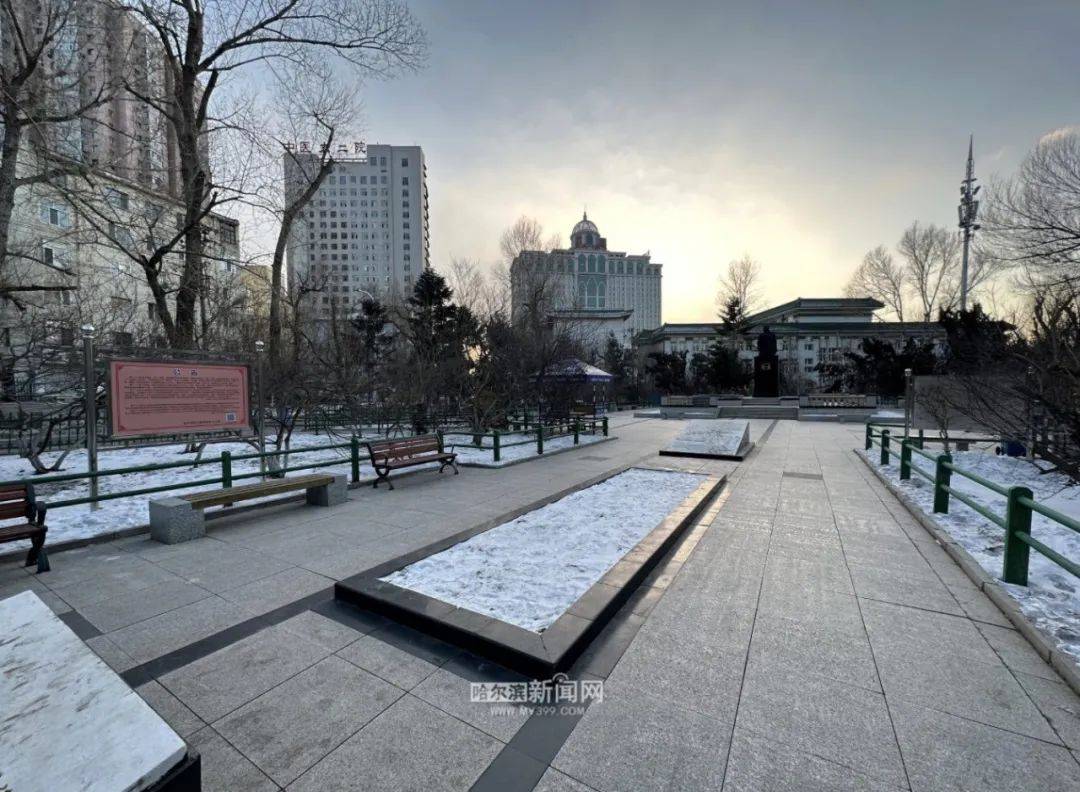 南岗区一曼街的赵一曼烈士雕塑,道里区兆麟公园的李兆麟将军之墓,道里