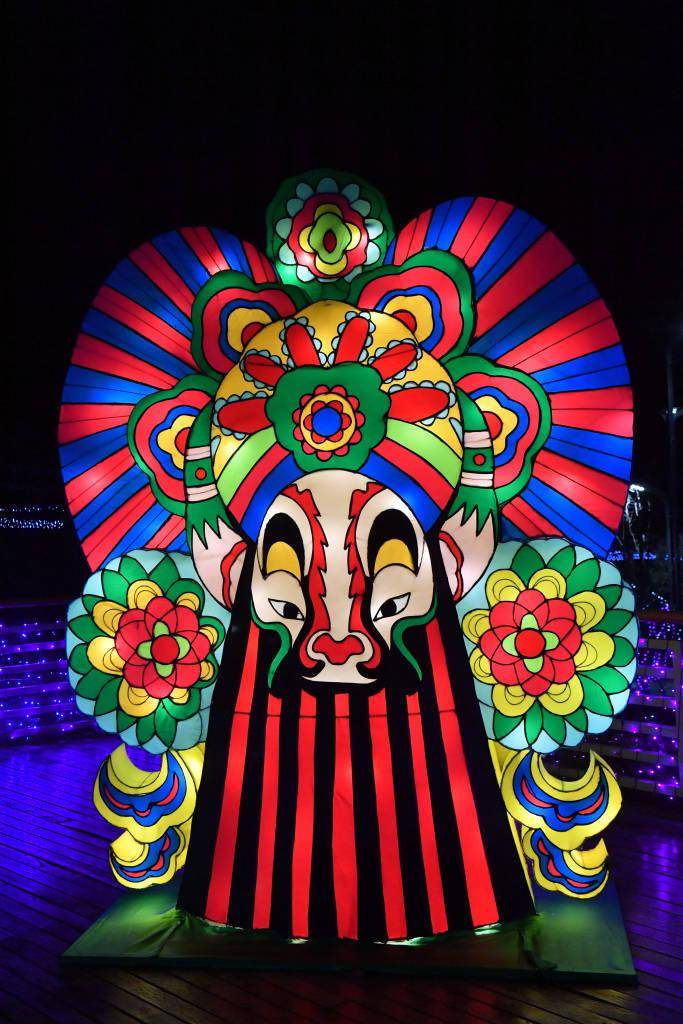 在贵阳,白云区蓬莱仙界·蘑力小镇灯会现场的京剧脸谱造型的彩灯色彩